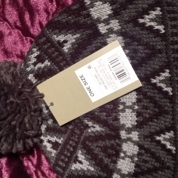 Goodfellow & Co Knit Pom Pok Winter Beanie Hat - Picture 3 of 3